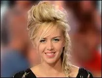 Comment le prsentateur a-t-il surnomm Enora Malagr lorsque cette dernire a arbor une frange ?