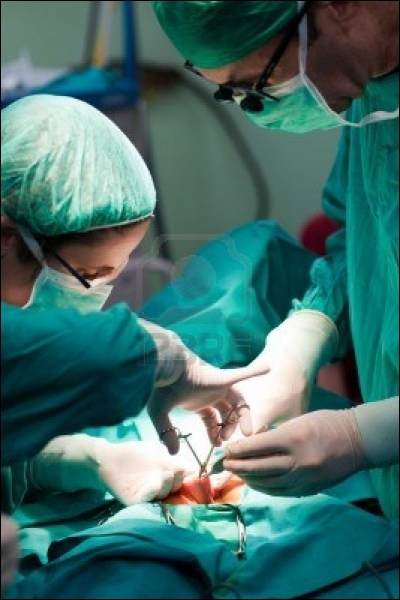 Pourquoi a-t-on choisi la couleur verte pour les chirurgiens et les toiles des blocs opératoires ?