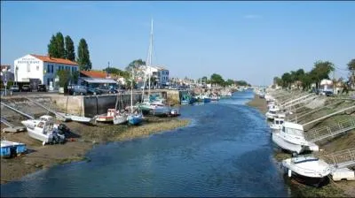 Comment s'appelle l'tendue d'eau, voie d'accs  un port ou  une zone de mouillage ?