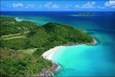 Comment s'appelle l'tendue d'eau, petite chancrure du littoral, voquant un panier ?
