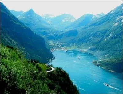 Quelle est l'tendue d'eau profonde, typique des paysages scandinaves ?