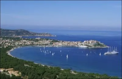 Quelle est l'tendue d'eau, grande chancrure du littoral, en fait une terre engage dans la mer ?