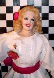 Encore Bette Davis, dans l'un de ses rles phares, dans lequel elle est brillammant terrifiante ! Qui est-elle ?