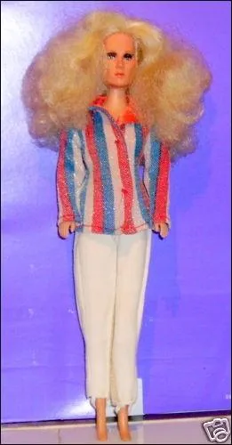 Cette Barbie est une Barbie chanteuse, celle des  2mn35 de bonheur ... C'est  dire ?