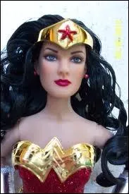 Voici une super-hrone dont le costume, qui contient des lments ayant un pouvoir spcial, est tellement connu qu'on ne peut que deviner qu'il s'agit de. . ?