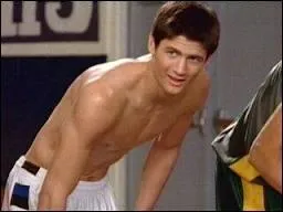 Dans la srie  Les Frres Scott  , quel rle interprte-t-il ?