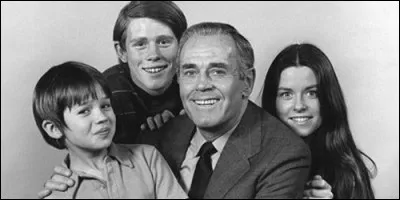 Quel célèbre acteur américain interprète le rôle du Sergent Chad Smith dans la série "Ah ! Quelle famille" ?