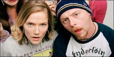 Dans la série "Les Allumés", que recherchent Tim et Daisy ?