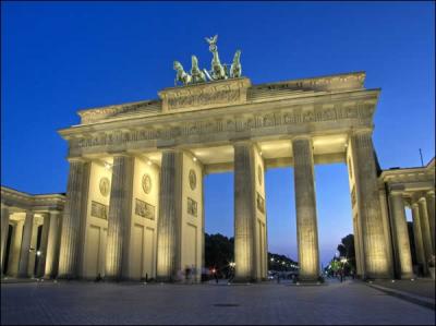 O est situe la ville de Berlin, capitale de l'Allemagne scinde en deux par un mur de 155 km de long lors de la guerre froide ?
