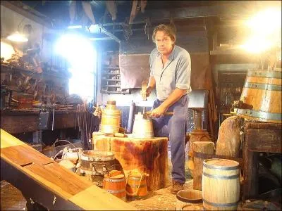 Un tonnelier peut utiliser un chien pour fabriquer un tonneau.