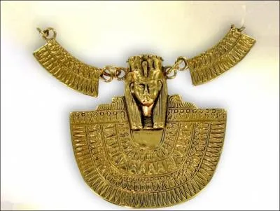 Comment s'appellait le pendentif port par les pharaons, et cens les protger ?