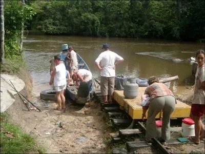 Sur cette photo, tire de mes souvenirs personnels, quatre religions diffrentes sont reprsentes, plus un athe, trouvez ce qui nous a unis ...
