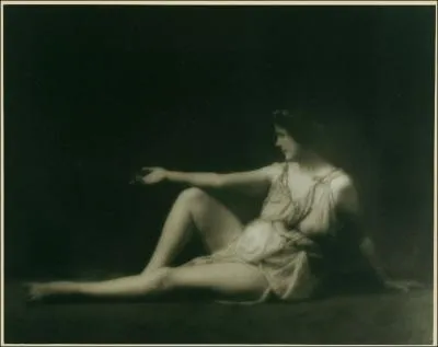 Cette danseuse rvolutionna la pratique de la danse par un retour au modle des figures antiques grecques. Elle apporta les premires bases de la danse moderne europenne :