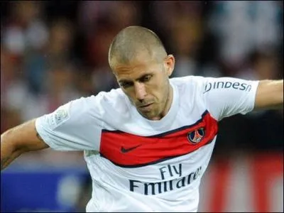 Qui est ce joueur du P. S. G. ?