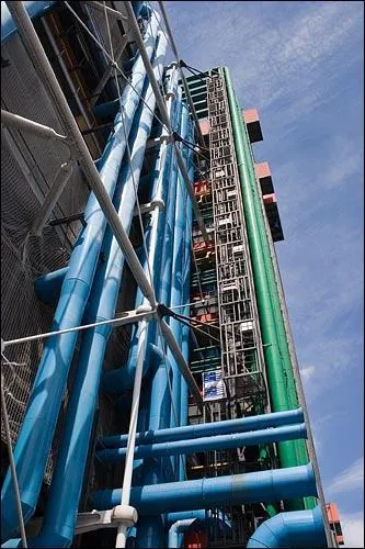 Mais, au fait qu'accueille cet trange muse construit de tuyaux colors ?