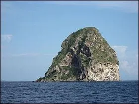 A quel dpartement franais d'outre-mer est rattach cet lot nomm Rocher du Diamant, qui a donn son nom  la ville qui lui fait face sur l'le principale ?