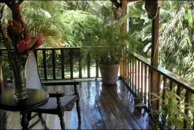 Complétez ces paroles de Claude Nougaro : ''Je suis sous, sous, sous / Sous ton balcon / Comme ----------- Oh Oh Marie-Christine''