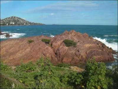 Quelle est la couleur des roches volcaniques des ctes du Cap Esterel ?