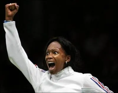 De quel nom d'insecte est surnomm l'escrimeuse Laura Flessel ?