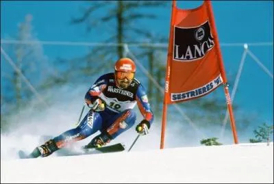 Quel est le sportif qui, aprs s'tre illustr dans le domaine du ski en remportant plusieurs Coupes du monde de descente, s'est reconverti dans le sport automobile ?