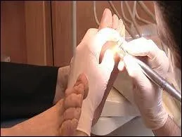 Pour effectuer des soins de pdicurie, quel instrument le pdicure n'utilise-t-il pas ?