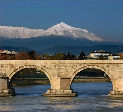 Quelle affirmation  propos de Skopje est fausse ?