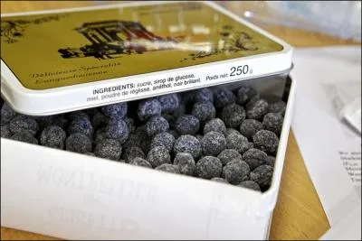 A Montpellier dans le dpartement vous retomberez en enfance en suant des petits bonbons en forme de petites billes noires  base de miel et rglisse, quel est leur nom ?