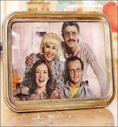 Dans  Les meilleurs amis du monde , deux couples d'amis se cherchent des noises suite  un regrettable quiproquo. Lequel ?