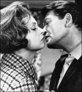 Dans  Plein feux sur Stanislas , comment se fait appeler la journaliste qui crit un papier incendiaire sur le hros, jou par Jean Marais ?