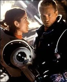 De quelle couleur est la  Plante  qui est visite par Val Kilmer et Carrie-Anne Moss en 2000 ?