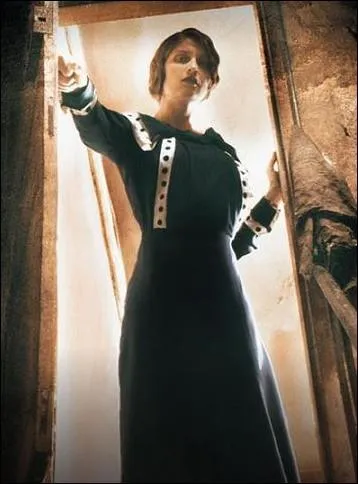 Dans quel film Laetitia Casta est-elle une jeune femme crivain qui vient de perdre sa fille ?