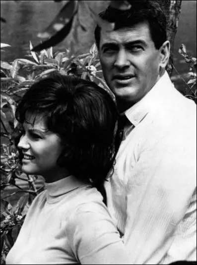 De qui Rock Hudson tombe-t-il amoureux dans  Les Yeux bands  ?