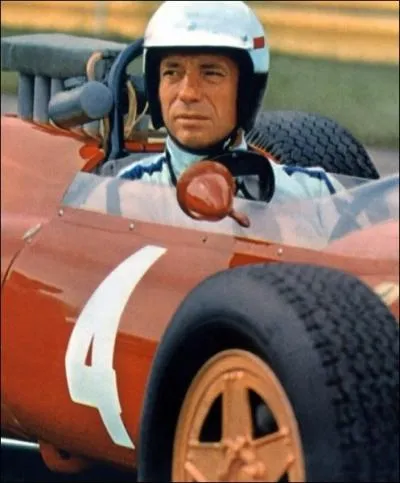 Qui joue un coureur automobile dans le film  Grand Prix  de John Frankenheimer ?