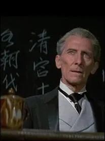 Quel interprte du mythique personnage de Van Helsing, incarne pour la dernire fois ce rle dans  Les Sept Vampires d'or , qui clt la srie de films sur Dracula produits par la Hammer ?