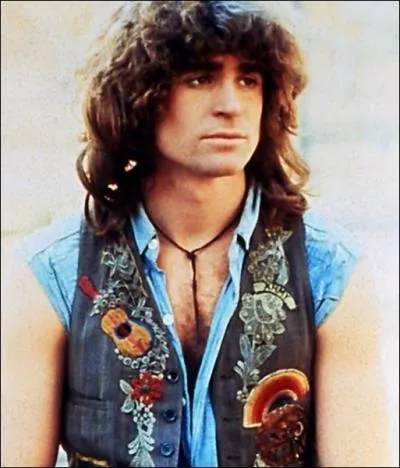 Dans quelle communaut, connue pour avoir les cheveux longs, se droule le film Hair ?