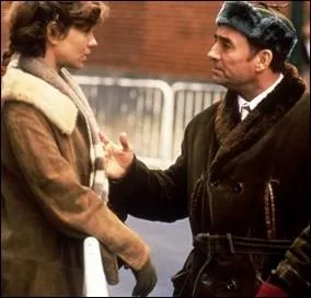 Le film Eaux troubles, avec Claude Brasseur et Jean-Paul Tribout, se droule dans un pays de l'Est, mais  quelle poque ?