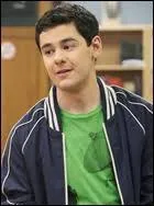 Quand elle frquentait Lucas, il l'aidait  vendre des sacs sur le web. Mona a achet un de ces sacs. De quelle couleur tait-il ?