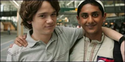 Dans "Aliens in America", de quel pays vient Raja ?