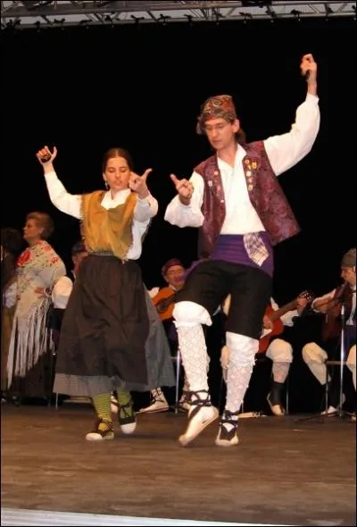 Je suis une danse populaire espagnole.