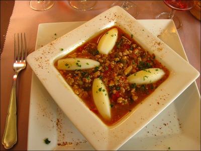 L'axoa est un plat traditionnel labourdin au Pays basque  base d'paule de veau, de poivron, d'oignon et de piment. Vrai ou faux ?