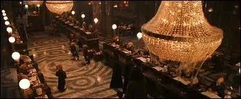 Je suis le fils an d'Arthur et Molly Weasley, je travaille comme briseur de sorts pour la banque Gringotts et j'emmnage le 1er aot 1997 dans la Chaumire aux Coquillages. Je suis :