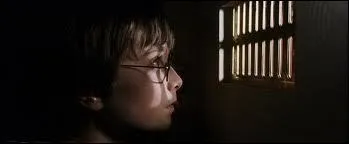 Je suis petit et troit, un enfant a longtemps dormi  l'intrieur de moi-mme. Je suis :