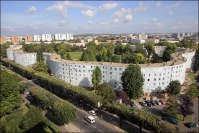 A la fin des annes 2000, environ combien de franais vivaient en HLM ?