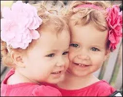 Puis par ces adorables fillettes. Quels sont leurs noms ?