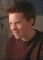 Son frre jumeau Patrick est mort, mais dans un flashback hypothtique on le voit. Qui joue son rle ?