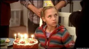 Elle a jou Penny dans les saisons 5 et 6. Comment s'appelle-t-elle ?