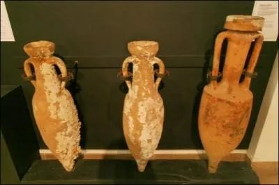 Quel est ce contenant trs ancien, grec ou romain, dont on a retrouv des exemplaires sous la mer, remplis d'une huile quasi intacte ?