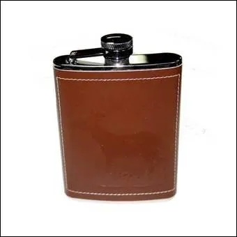 Quel est ce petit contenant dont on peut glisser un modle, plat, dans une poche, et souvent rempli d'alcool fort ?