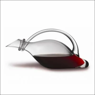 Ce contenant se trouve sur toutes les tables. Le modle de la photo est dit   dcanter  et il ne fait pas bon rester en elle. Quel est son nom ?