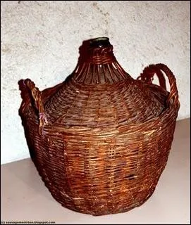 Quel est ce contenant, grosse bouteille le plus souvent en verre, parfois en grs, protge par de la mousse, de la paille ou de l'osier tress  mme la paroi et servant  la conservation et au transport d'aliments, de boissons et d'autres liquides ?
